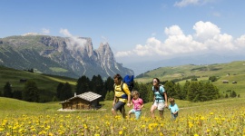 10 atrakcji w Dolomitach, których dziecko nie zapomni! Dziecko, LIFESTYLE - Wszystkich cieszą wakacje, jednak dla rodziców oprócz przyjemności oznacza to wyzwanie – gdzie tym razem pojechać z dzieciakami. Znowu na plażę albo na działkę? A może wysłać na obóz czy kolonie? Jeśli jednak w planie jest rodzinny wyjazd, to może w góry?